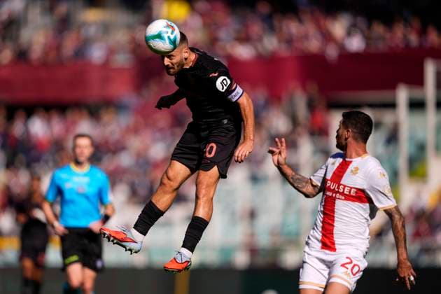 TorinoÕs Nikola Vlasic fights for the ball with GenoaÕs Stefano Sabelli during the Serie A soccer match between Torino Fc and Genoa at the Stadio Olimpico Grande Torino in Turin, north west Italy - October 26, 2025. - Soccer  Copyright: xFabioxFerrari LaPressex