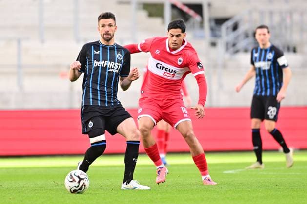 Royal Antwerp FC v Club Brugge - Jupiler Pro League DEURNE, BELGIUM - OCTOBER 26 : Mechele Brandon defender of Club Brugge and Benitez Mauricio midfielder of Royal Antwerp FC battle for the ball during the Jupiler Pro League match between Royal Antwerp FC and Club Brugge on October 26, 2025 in Deurne, Belgium, 26 10 2025 Deurne Belgium  Copyright: xPeterxDexVoechtx