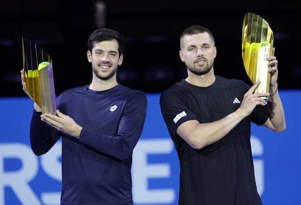 TENNIS - ATP, Tennis Herren Erste Bank Open VIENNA,AUSTRIA,26.OCT.25 - TENNIS - ATP World Tour, Erste Bank Open. Image shows Julian Cash and Lloyd Glasspool (GBR). Keywords: trophy.  GEPAxpictures xWalterxLuger