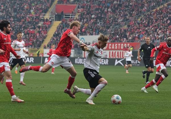 26.10.2025 - Fussball - Saison 2025 2026 - 2. Fussball - Bundesliga - 10. Spieltag: 1. FC Kaiserslautern FCK ( Lautern Roten Teufel ) - 1. FC Nürnberg FCN ( Club ) - Sportfoto Zink DaMa - xdaxmax - DFL regulations prohibit any use of photographs as image sequences and or quasi-video - only for editorial use - Mika Haas (22, 1. FC Kaiserslautern FCK ) mit Foul an Tim Drexler (15, 1. FC Nürnberg FCN ) zum Elfmeter für den FCN