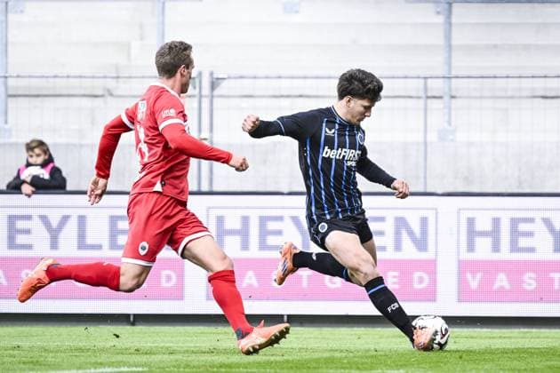 Antwerp s Thibo Somers and Club s Christos Tzolis pictured in action during a soccer match between Royal Antwerp FC and Club Brugge, Sunday 26 October 2025 in Antwerp, on day 12 of the 2025-2026 Jupiler Pro League first division of the Belgian championship. TOM GOYVAERTS TomxGoyvaerts  x138003794x