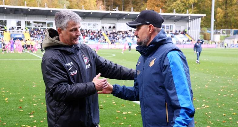 Hoffenheim, 26.10.2025, Dietmar-Hopp-Stadion, Fußball, 3.Liga, 12.Spieltag , TSG Hoffenheim vs. FC Erzgebirge Aue , Im Bild von links; Trainer Jens Härtel Haertel, Erzgebirge Aue, Trainer Stefan Kleineheismann, TSG Hoffenheim. , Nur für journalistische Zwecke. Only for editorial use! , DFB DFL regulations prohibit any use of photographs as image sequences and or quasi-video. ,