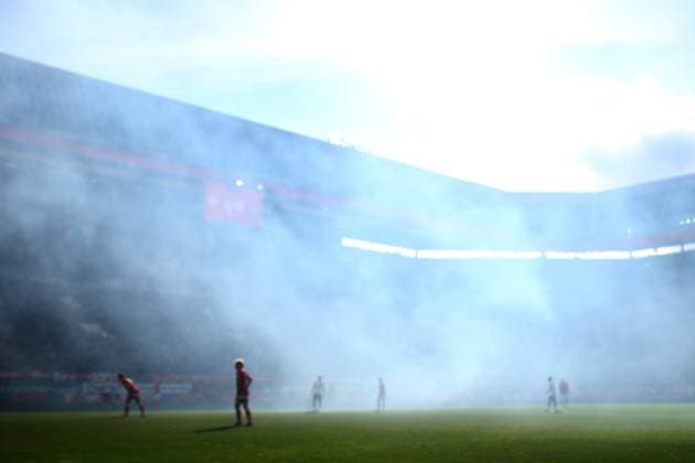 26.10.2025, xmohx, Fussball 2.Bundesliga, 1.FC Kaiserslautern - 1.FC Nürnberg v.l. Fans 1.FC Nuernberg Ultrs Banda Amici zuenden Pyrotechnik, Benglos, Rauch, Nebel, Feuerwerk (DFL DFB REGULATIONS PROHIBIT ANY USE OF PHOTOGRAPHS as IMAGE SEQUENCES and or QUASI-VIDEO) Kaiserslautern