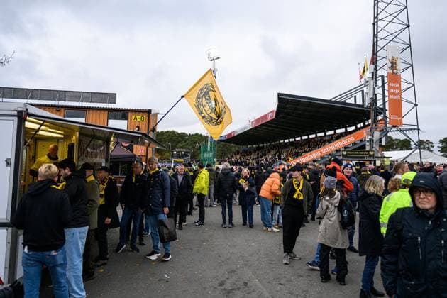 251026 Publik pa Strandvallen inför fotbollsmatchen i Allsvenskan mellan Mjällby och IFK Norrköping den 26 oktober 2025 i Hällevik. Copyright: CHRISTOFFERxBORGxMATTISSON BB251026CB002