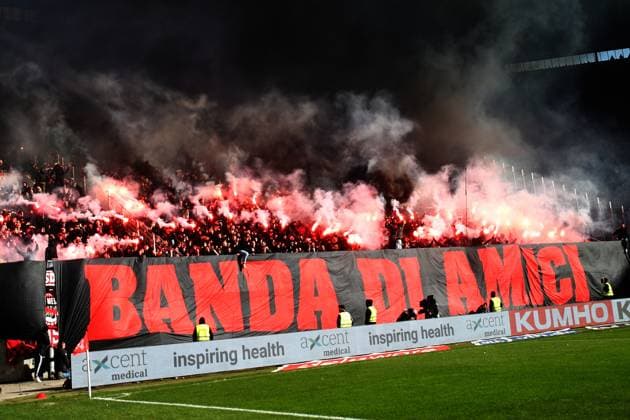 26.10.2025, xmohx, Fussball 2.Bundesliga, 1.FC Kaiserslautern - 1.FC Nürnberg v.l. Fans 1.FC Nuernberg Ultrs Banda Amici zuenden Pyrotechnik, Benglos, Rauch, Nebel, Feuerwerk (DFL DFB REGULATIONS PROHIBIT ANY USE OF PHOTOGRAPHS as IMAGE SEQUENCES and or QUASI-VIDEO) Kaiserslautern