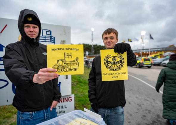 HÄLLEVIK 2025-10-26 Mjällbyfans med SM-guld disktrasa under söndagens fotbollsmatch i allsvenskan mellan Mjällby AIF och IFK Norrköping pa Strandvallen i Hällevik. HÄLLEVIK SVERIGE x50090x Copyright: xJohanxNilssonx xTTx ALLSVENSKAN MJÄLLBY-NORRKÖPING