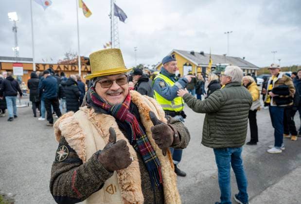 HÄLLEVIK 2025-10-26 Supportern Peter med guldhatt under söndagens fotbollsmatch i allsvenskan mellan Mjällby AIF och IFK Norrköping pa Strandvallen i Hällevik. HÄLLEVIK SVERIGE x50090x Copyright: xJohanxNilssonx xTTx ALLSVENSKAN MJÄLLBY-NORRKÖPING