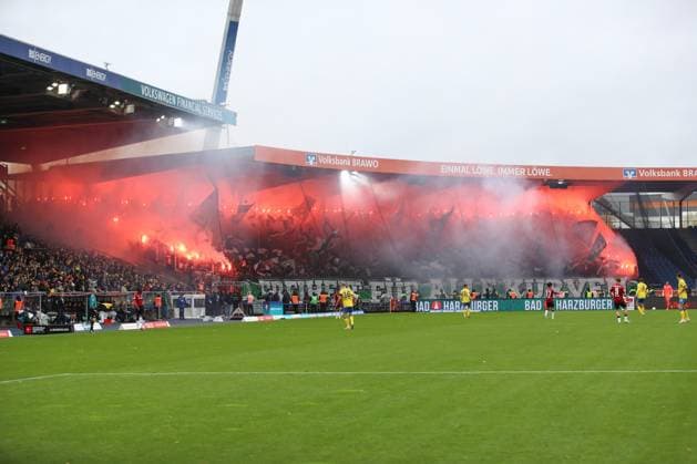 26.10.2025, xtgx, Fussball 2. Bundesliga, Eintracht Braunschweig - Hannover 96 v.l. Symbolfoto, Symbolbild, Symbol Fans, Zuschauer, Publikum, Tribuene Choreo, Choreografie, Choreographie Pyro, Pyrotechnik, Bengalo, Rauch, Feuerwerk (DFL DFB REGULATIONS PROHIBIT ANY USE OF PHOTOGRAPHS as IMAGE SEQUENCES and or QUASI-VIDEO) Braunschweig