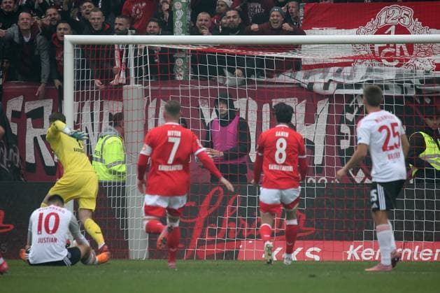 26.10.2025, xmohx, Fussball 2.Bundesliga, 1.FC Kaiserslautern - 1.FC Nürnberg v.l. Julian Justvan (1.FC Nuernberg) vergibt den Elfmeter, rutscht aus (DFL DFB REGULATIONS PROHIBIT ANY USE OF PHOTOGRAPHS as IMAGE SEQUENCES and or QUASI-VIDEO) Kaiserslautern