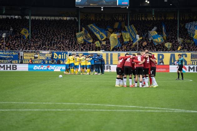 Deutschland, Fussball, 2. Bundesliga, 10. Spieltag 2025 2026, Eintracht Braunschweig - Hannover 96 am 26.10. in Braunschweig (Eintracht-Stadion): Mannschaftskreise vor dem Spiel.