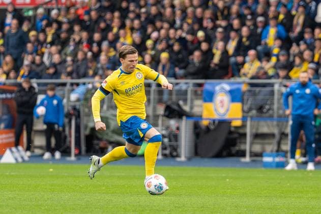 Deutschland, Fussball, 2. Bundesliga, 10. Spieltag 2025 2026, Eintracht Braunschweig - Hannover 96 am 26.10. in Braunschweig (Eintracht-Stadion): Lino Tempelmann (Eintracht Braunschweig 20) treibt an.