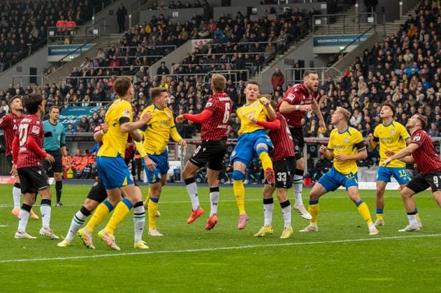 Deutschland, Fussball, 2. Bundesliga, 10. Spieltag 2025 2026, Eintracht Braunschweig - Hannover 96 am 26.10. in Braunschweig (Eintracht-Stadion): Luftduelle