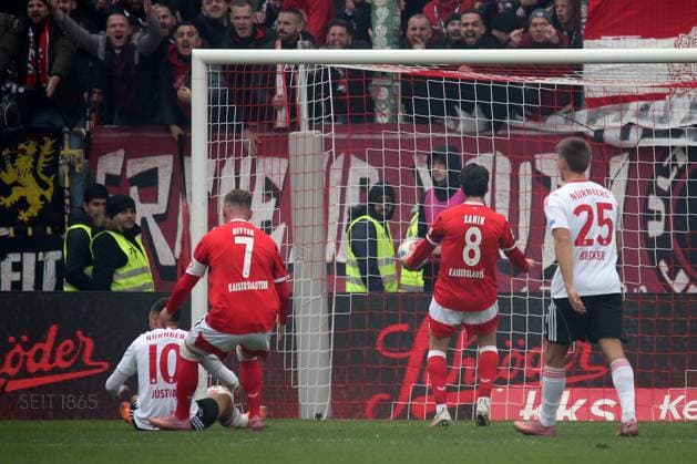 26.10.2025, xmohx, Fussball 2.Bundesliga, 1.FC Kaiserslautern - 1.FC Nürnberg v.l. Julian Justvan (1.FC Nuernberg) vergibt den Elfmeter, rutscht aus (DFL DFB REGULATIONS PROHIBIT ANY USE OF PHOTOGRAPHS as IMAGE SEQUENCES and or QUASI-VIDEO) Kaiserslautern
