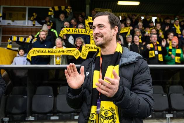 251026 Mjällbys klubbchef Jacob Lennartsson inför fotbollsmatchen i Allsvenskan mellan Mjällby och IFK Norrköping den 26 oktober 2025 i Hällevik. Copyright: CHRISTOFFERxBORGxMATTISSON BB251026CB011
