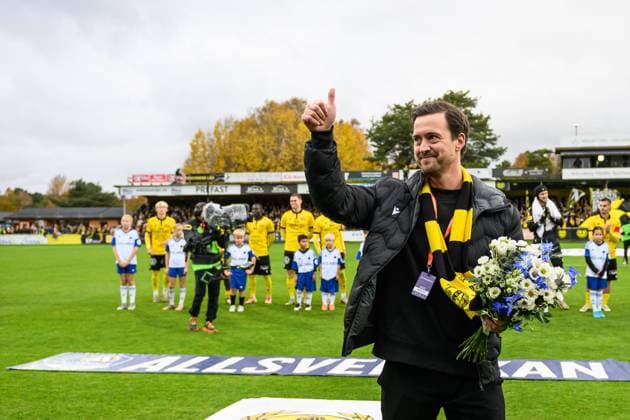 251026 Mjällbys klubbchef Jacob Lennartsson inför fotbollsmatchen i Allsvenskan mellan Mjällby och IFK Norrköping den 26 oktober 2025 i Hällevik. Copyright: CHRISTOFFERxBORGxMATTISSON BB251026CB014