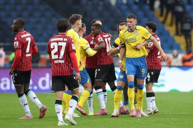 26.10.2025, xtgx, Fussball 2. Bundesliga, Eintracht Braunschweig - Hannover 96 v.l. Erencan Yardimci (Braunschweig, 9) (DFL DFB REGULATIONS PROHIBIT ANY USE OF PHOTOGRAPHS as IMAGE SEQUENCES and or QUASI-VIDEO) Braunschweig