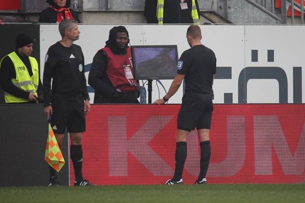 26.10.2025, xmohx, Fussball 2.Bundesliga, 1.FC Kaiserslautern - 1.FC Nürnberg v.l. Schiedsrichter Referee Sören Storks (Ramsdorf) VAR (DFL DFB REGULATIONS PROHIBIT ANY USE OF PHOTOGRAPHS as IMAGE SEQUENCES and or QUASI-VIDEO) Kaiserslautern