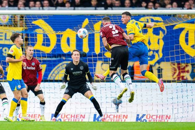 26.10.2025 - Fußball, 2025 2026, 2. Bundesliga, 10. Spieltag, Eintracht Braunschweig - Hannover 96: (M-R) Ron-Thorben Hoffmann (Braunschweig), Boris Tomiak (Hannover), Erencan Yardimci (Braunschweig) DFL REGULATIONS PROHIBIT ANY USE OF PHOTOGRAPHS AS IMAGE SEQUENCES AND OR QUASI-VIDEO.