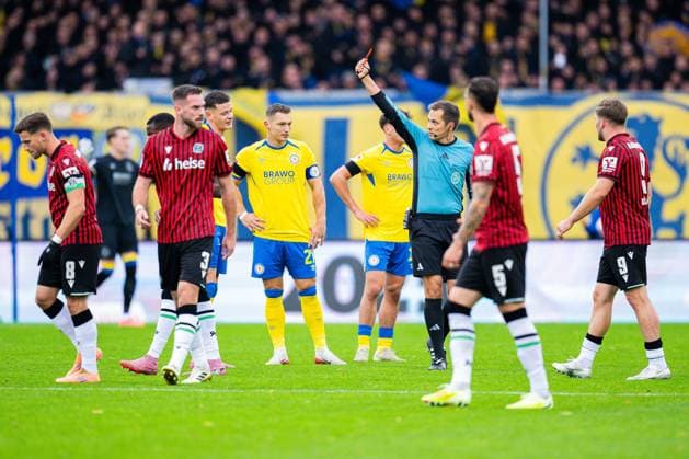 26.10.2025 - Fußball, 2025 2026, 2. Bundesliga, 10. Spieltag, Eintracht Braunschweig - Hannover 96: Robert Hartmann (Schiedsrichter) zeigt Erencan Yardimci (Braunschweig) die rote Karte, Platzverweis DFL REGULATIONS PROHIBIT ANY USE OF PHOTOGRAPHS AS IMAGE SEQUENCES AND OR QUASI-VIDEO.