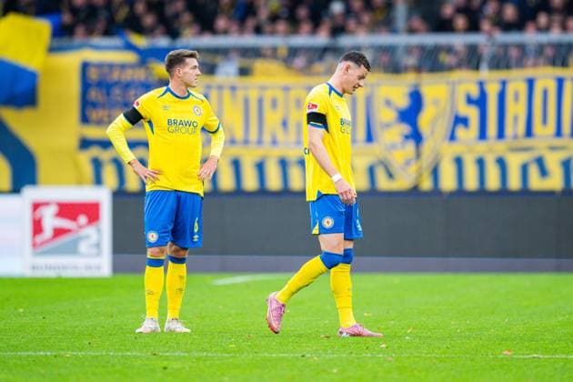 26.10.2025 - Fußball, 2025 2026, 2. Bundesliga, 10. Spieltag, Eintracht Braunschweig - Hannover 96: (L-R) Florian Flick (Braunschweig), Erencan Yardimci (Braunschweig) nach seiner roten Karte, Platzverweis DFL REGULATIONS PROHIBIT ANY USE OF PHOTOGRAPHS AS IMAGE SEQUENCES AND OR QUASI-VIDEO.