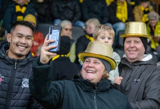 HÄLLEVIK 2025-10-26 Mjällby supportrar i guldhatt under söndagens fotbollsmatch i allsvenskan mellan Mjällby AIF och IFK Norrköping pa Strandvallen i Hällevik. HÄLLEVIK SVERIGE x50090x Copyright: xJohanxNilssonx xTTx ALLSVENSKAN MJÄLLBY-NORRKÖPING