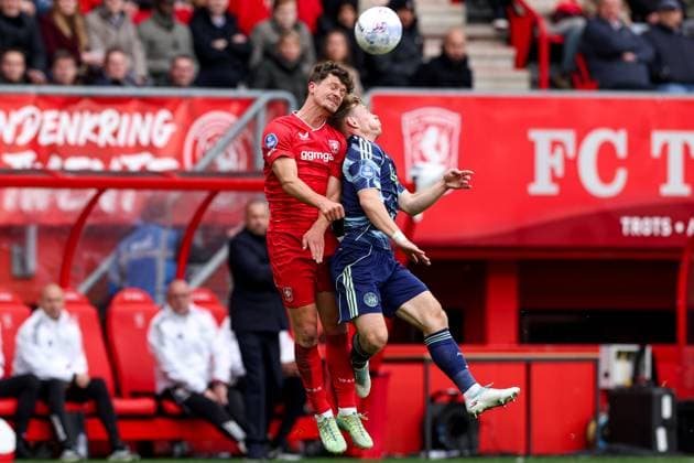 2025-10-26 FC Twente v AFC Ajax - Dutch Eredivisie ENSCHEDE, NETHERLANDS - OCTOBER 26: Bas Kuipers of FC Twente, Olivier Edvardsen of AFC Ajax during the Dutch Eredivisie match between FC Twente and AFC Ajax at De Grolsch Veste on October 26, 2025 in Enschede, Netherlands. Enschede De Grolsch Veste Netherlands Content not available for redistribution in The Netherlands directly or indirectly through any third parties. Copyright: xBenxGalx