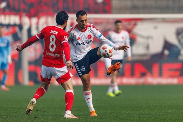 Julian Justvan (1.FC Nuernberg) im Zweikampf mit Semi Sahin (1.FC Kaiserslautern), 1. FC Kaiserslautern vs 1. FC Nuernberg, Fussball, 2. Bundesliga, 8.Spieltag, Saison 2025 2026, 26.10.2025 1. FC Kaiserslautern vs 1. FC Nuernberg, Fussball, 2. Bundesliga, 8.Spieltag, Saison 2025 2026, 26.10.2025