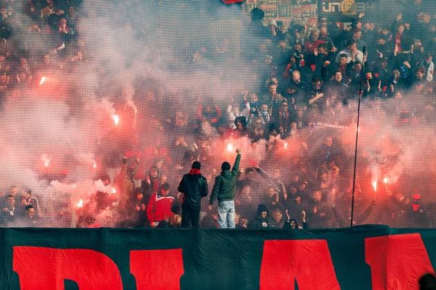 Fanblock Nuernbereg mit Bengalos, 1. FC Kaiserslautern vs 1. FC Nuernberg, Fussball, 2. Bundesliga, 8.Spieltag, Saison 2025 2026, 26.10.2025 1. FC Kaiserslautern vs 1. FC Nuernberg, Fussball, 2. Bundesliga, 8.Spieltag, Saison 2025 2026, 26.10.2025
