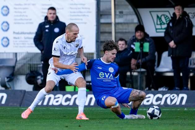 v.li.: Phil Halbauer (SVS, 20), Luka Garic (Bayern Alzenau, 17), Zweikampf, Spielszene, Duell, duel, tackle, tackling, Dynamik, Action, Aktion, 26.10.2025, Sandhausen (Deutschland), Fussball, Regionalliga Südwest, SV Sandhausen - FC Bayern Alzenau