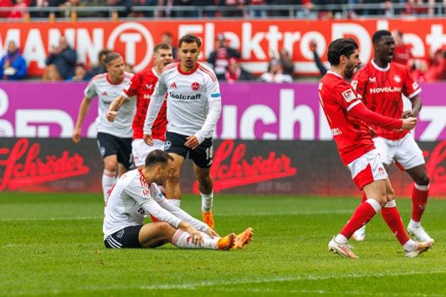 Julian Justvan (1.FC Nuernberg) am Boden nachdem verschossenen Elmeter, 1. FC Kaiserslautern vs 1. FC Nuernberg, Fussball, 2. Bundesliga, 8.Spieltag, Saison 2025 2026, 26.10.2025 1. FC Kaiserslautern vs 1. FC Nuernberg, Fussball, 2. Bundesliga, 8.Spieltag, Saison 2025 2026, 26.10.2025