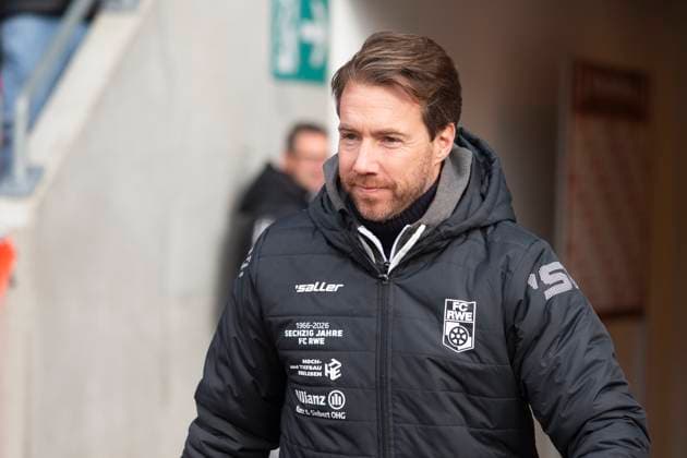 GER, Erfurt, Fußball, Regionalliga Nordost, 13. Spieltag, FC Rot-Weiss Erfurt vs. ZFC Meuselwitz im Bild v.l.: Fabian Gerber (Trainer FC Rot-Weiß Erfurt), 26.10.2025, Steigerwaldstadion Erfurt DFB REGULATIONS PROHIBIT ANY USE OF PHOTOGRAPHS AS IMAGE SEQUENCES AND OR QUASI-VIDEO, Copyright: HMBxMedia PaulxFritz
