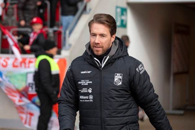 GER, Erfurt, Fußball, Regionalliga Nordost, 13. Spieltag, FC Rot-Weiss Erfurt vs. ZFC Meuselwitz im Bild v.l.: Fabian Gerber (Trainer FC Rot-Weiß Erfurt), 26.10.2025, Steigerwaldstadion Erfurt DFB REGULATIONS PROHIBIT ANY USE OF PHOTOGRAPHS AS IMAGE SEQUENCES AND OR QUASI-VIDEO, Copyright: HMBxMedia PaulxFritz