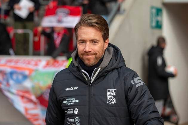 GER, Erfurt, Fußball, Regionalliga Nordost, 13. Spieltag, FC Rot-Weiss Erfurt vs. ZFC Meuselwitz im Bild v.l.: Fabian Gerber (Trainer FC Rot-Weiß Erfurt), 26.10.2025, Steigerwaldstadion Erfurt DFB REGULATIONS PROHIBIT ANY USE OF PHOTOGRAPHS AS IMAGE SEQUENCES AND OR QUASI-VIDEO, Copyright: HMBxMedia PaulxFritz