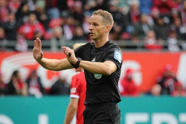 26.10.2025, xmohx, Fussball 2.Bundesliga, 1.FC Kaiserslautern - 1.FC Nürnberg v.l. Schiedsrichter Referee Sören Storks (Ramsdorf) (DFL DFB REGULATIONS PROHIBIT ANY USE OF PHOTOGRAPHS as IMAGE SEQUENCES and or QUASI-VIDEO) Kaiserslautern