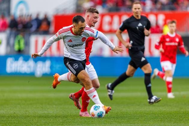 Julian Justvan (1.FC Nuernberg) im Zweikampf mit Marlon Ritter (1.FC Kaiserslautern), 1. FC Kaiserslautern vs 1. FC Nuernberg, Fussball, 2. Bundesliga, 8.Spieltag, Saison 2025 2026, 26.10.2025 1. FC Kaiserslautern vs 1. FC Nuernberg, Fussball, 2. Bundesliga, 8.Spieltag, Saison 2025 2026, 26.10.2025