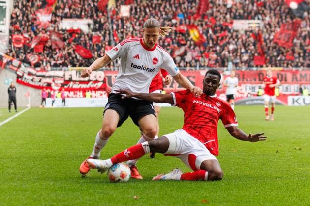 Artem Stepanov (1.FC Nuernberg) im Zweikampf mit Maxwell Gyamfi (1.FC Kaiserslautern), 1. FC Kaiserslautern vs 1. FC Nuernberg, Fussball, 2. Bundesliga, 8.Spieltag, Saison 2025 2026, 26.10.2025 1. FC Kaiserslautern vs 1. FC Nuernberg, Fussball, 2. Bundesliga, 8.Spieltag, Saison 2025 2026, 26.10.2025
