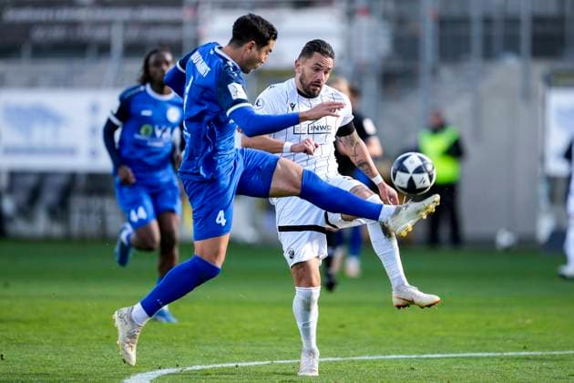 v.li.: Hamza Boutakhrit (Bayern Alzenau, 4), Pascal Testroet (SVS, 37), Zweikampf, Spielszene, Duell, duel, tackle, tackling, Dynamik, Action, Aktion, 26.10.2025, Sandhausen (Deutschland), Fussball, Regionalliga Südwest, SV Sandhausen - FC Bayern Alzenau
