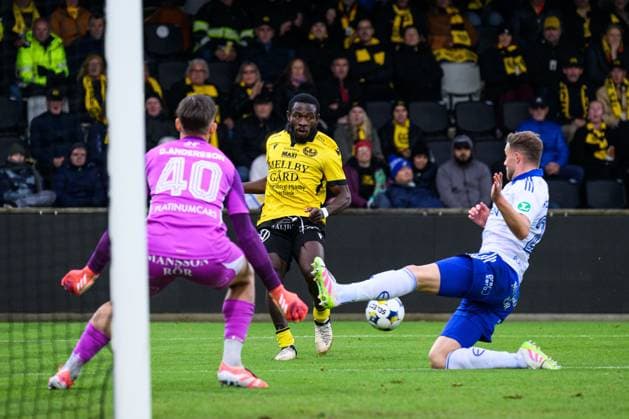 251026 Mjällbys Uba Charles Nwokoma under fotbollsmatchen i Allsvenskan mellan Mjällby och IFK Norrköping den 26 oktober 2025 i Hällevik. Copyright: CHRISTOFFERxBORGxMATTISSON BB251026CB023