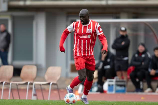 GER, Erfurt, Fußball, Regionalliga Nordost, 13. Spieltag, FC Rot-Weiss Erfurt vs. ZFC Meuselwitz im Bild v.l.: Raphael Assibey-Mensah (FC Rot-Weiß Erfurt 07), Aktion 26.10.2025, Steigerwaldstadion Erfurt DFB REGULATIONS PROHIBIT ANY USE OF PHOTOGRAPHS AS IMAGE SEQUENCES AND OR QUASI-VIDEO, Copyright: HMBxMedia PaulxFritz
