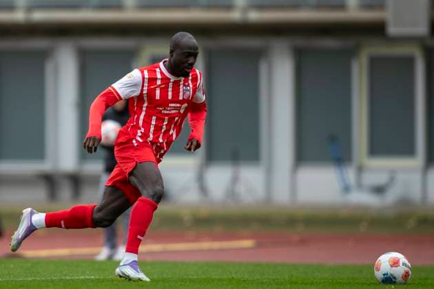 GER, Erfurt, Fußball, Regionalliga Nordost, 13. Spieltag, FC Rot-Weiss Erfurt vs. ZFC Meuselwitz im Bild v.l.: Raphael Assibey-Mensah (FC Rot-Weiß Erfurt 07), Aktion 26.10.2025, Steigerwaldstadion Erfurt DFB REGULATIONS PROHIBIT ANY USE OF PHOTOGRAPHS AS IMAGE SEQUENCES AND OR QUASI-VIDEO, Copyright: HMBxMedia PaulxFritz