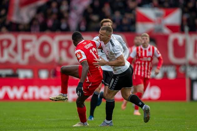 GER, Erfurt, Fußball, Regionalliga Nordost, 13. Spieltag, FC Rot-Weiss Erfurt vs. ZFC Meuselwitz im Bild v.l.: Obed Chidindu Ugondu (FC Rot-Weiß Erfurt 13), Zweikampf 26.10.2025, Steigerwaldstadion Erfurt DFB REGULATIONS PROHIBIT ANY USE OF PHOTOGRAPHS AS IMAGE SEQUENCES AND OR QUASI-VIDEO, Copyright: HMBxMedia PaulxFritz