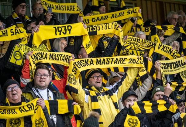 HÄLLEVIK 2025-10-26 Mjällbyfans med Svenska Mästare 2025 halsdukar under inmarsch till söndagens fotbollsmatch i allsvenskan mellan Mjällby AIF och IFK Norrköping pa Strandvallen i Hällevik. HÄLLEVIK SVERIGE x50090x Copyright: xJohanxNilssonx xTTx ALLSVENSKAN MJÄLLBY-NORRKÖPING