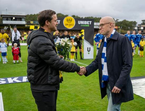 HÄLLEVIK 2025-10-26 Norrköpings klubbdirektör AndrÃ Skagervik gratulerar mjällbys klubbchef Jakob Lennartsson (t vänster) under söndagens fotbollsmatch i allsvenskan mellan Mjällby AIF och IFK Norrköping pa Strandvallen i Hällevik. HÄLLEVIK SVERIGE x50090x Copyright: xJohanxNilssonx xTTx ALLSVENSKAN MJÄLLBY-NORRKÖPING