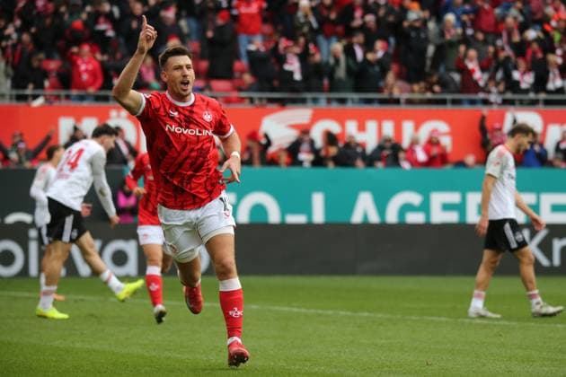 26.10.2025, xmohx, Fussball 2.Bundesliga, 1.FC Kaiserslautern - 1.FC Nürnberg v.l. Torjubel nach dem Tor zum celebrating the goal celebrate 1:0 durch Daniel Hanslik (1. FC Kaiserslautern) (DFL DFB REGULATIONS PROHIBIT ANY USE OF PHOTOGRAPHS as IMAGE SEQUENCES and or QUASI-VIDEO) Kaiserslautern