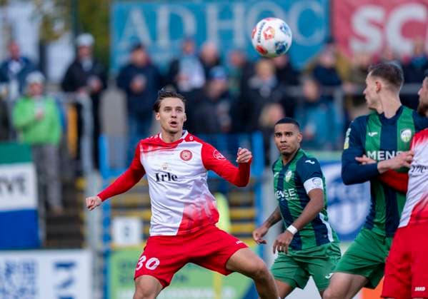 Dustin Willms (Sportfreunde Siegen, 30) einschussbereit vor seinem Tor zum 0-1 FC Gütersloh - Sportfreunde Siegen 26.10.2025 Fussball, Regionalliga West, 13. Spieltag, GER, Heidewaldstadion, Gütersloh Copyright: MarcoxBader
