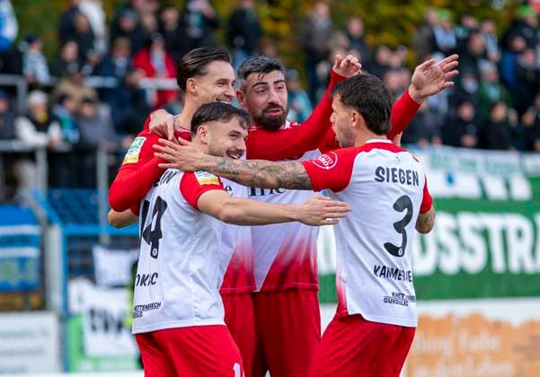 Jubel bei den Sportfreunden über das 0-1 FC Gütersloh - Sportfreunde Siegen 26.10.2025 Fussball, Regionalliga West, 13. Spieltag, GER, Heidewaldstadion, Gütersloh Copyright: MarcoxBader