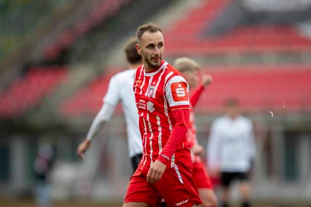 GER, Erfurt, Fußball, Regionalliga Nordost, 13. Spieltag, FC Rot-Weiss Erfurt vs. ZFC Meuselwitz im Bild v.l.: Oemer Uzun (FC Rot-Weiß Erfurt 19), 26.10.2025, Steigerwaldstadion Erfurt DFB REGULATIONS PROHIBIT ANY USE OF PHOTOGRAPHS AS IMAGE SEQUENCES AND OR QUASI-VIDEO, Copyright: HMBxMedia PaulxFritz