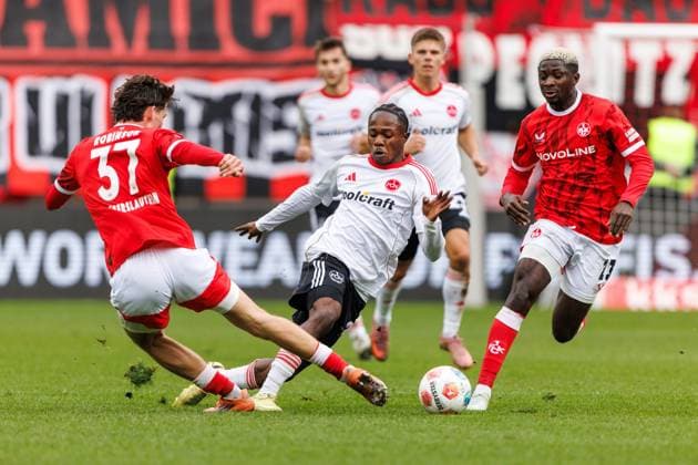 Mohamed Ali Zoma (1.FC Nuernberg) im Zweikampf mit Leon Robinson (1.FC Kaiserslautern) und Afeez Aremu (1.FC Kaiserslautern), 1. FC Kaiserslautern vs 1. FC Nuernberg, Fussball, 2. Bundesliga, 8.Spieltag, Saison 2025 2026, 26.10.2025 1. FC Kaiserslautern vs 1. FC Nuernberg, Fussball, 2. Bundesliga, 8.Spieltag, Saison 2025 2026, 26.10.2025