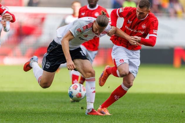 Artem Stepanov (1.FC Nuernberg) im Zweikampf mit Luca Sirch (1.FC Kaiserslautern), 1. FC Kaiserslautern vs 1. FC Nuernberg, Fussball, 2. Bundesliga, 8.Spieltag, Saison 2025 2026, 26.10.2025 1. FC Kaiserslautern vs 1. FC Nuernberg, Fussball, 2. Bundesliga, 8.Spieltag, Saison 2025 2026, 26.10.2025