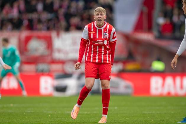 GER, Erfurt, Fußball, Regionalliga Nordost, 13. Spieltag, FC Rot-Weiss Erfurt vs. ZFC Meuselwitz im Bild v.l.: Marco Wolf (FC Rot-Weiß Erfurt 10), schreiend 26.10.2025, Steigerwaldstadion Erfurt DFB REGULATIONS PROHIBIT ANY USE OF PHOTOGRAPHS AS IMAGE SEQUENCES AND OR QUASI-VIDEO, Copyright: HMBxMedia PaulxFritz